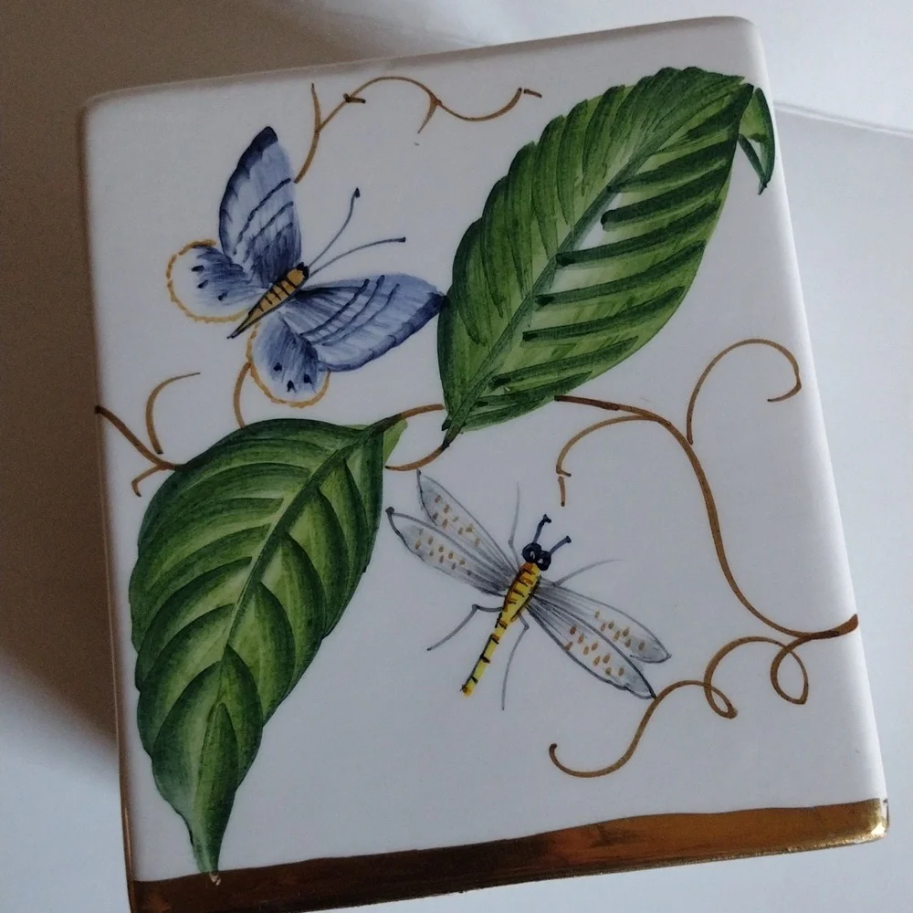 The Mane Lion Elegant White Tissue Box with Gold Accents